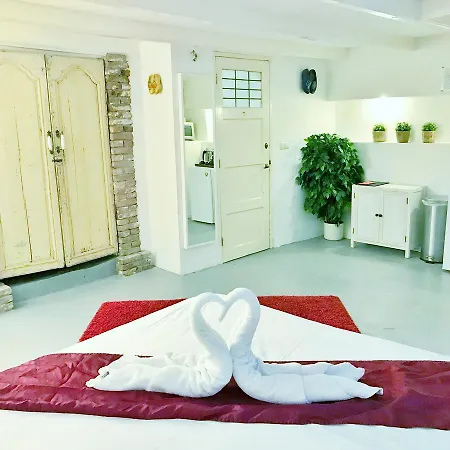 לינה וארוחת בוקר At *
